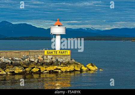 Molde phare avec naviguer lentement panneau d'avertissement, entrée du port, Molde, Norvège Banque D'Images