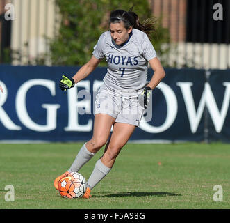 Washington, DC, USA. 30Th Oct, 2015. 20151030 - Georgetown avant SARAH ADAMS (7) avances la balle contre Creighton University au cours de la première moitié au champ Shaw à Washington. © Chuck Myers/ZUMA/Alamy Fil Live News Banque D'Images