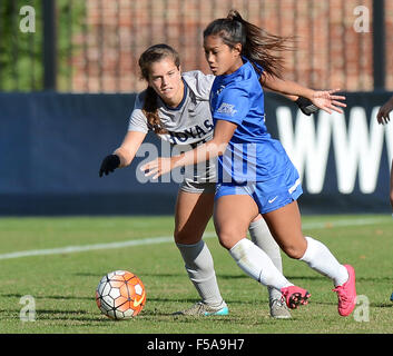 Washington, DC, USA. 30Th Oct, 2015. 20151030 - Creighton l'avant ALYSSA JARA (6), droite, déplace la balle contre le milieu de Georgetown RACHEL CORBOZ (10) dans la seconde moitié au champ Shaw à Washington. © Chuck Myers/ZUMA/Alamy Fil Live News Banque D'Images