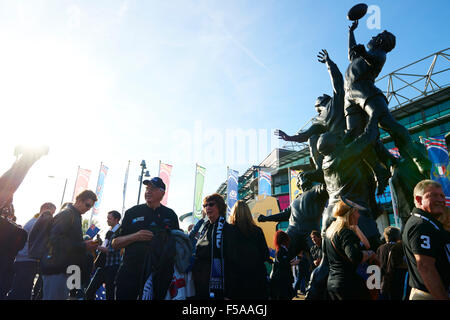 Le stade de Twickenham, London, UK. 31 octobre, 2015. Finale de la Coupe du Monde de Rugby. L'Australie et la Nouvelle-Zélande. Supporters arrivant dans le stade avant le match. Credit : Nando Machado/Alamy Live News Banque D'Images