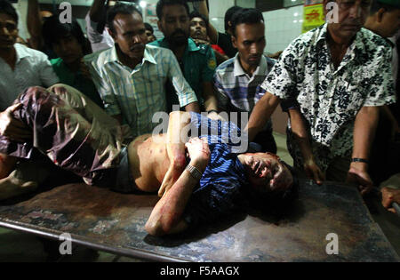 Dhaka, Bangladesh. 31 octobre, 2015. Corps : de Faisal Arefin Dipan, dont la maison d'édition publie un livre d'écrivain tué-blogger Avijit Roy, a été abattu dans la capitale le supermarché Aziz à Dhaka le 31 octobre 2015. Zakir Hossain Chowdhury Crédit : zakir/Alamy Live News Banque D'Images