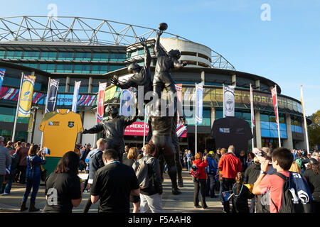 Le stade de Twickenham, London, UK. 31 octobre, 2015. Finale de la Coupe du Monde de Rugby. L'Australie et la Nouvelle-Zélande. Supporters arrivant dans le stade avant le match. Credit : Nando Machado/Alamy Live News Banque D'Images