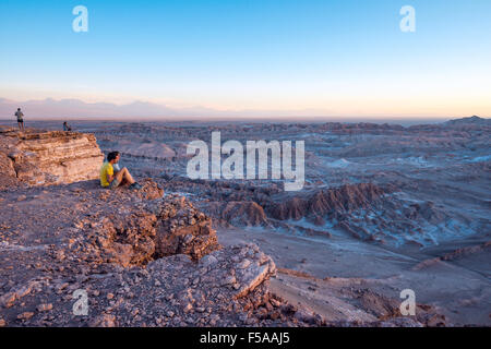 Désert d'ATACAMA, CHILI - 7 décembre, 2014 : touristes prennent des photos dans le désert d'Atacama, au Chili. Désert d'Atacama bon occupe 105 000 Banque D'Images