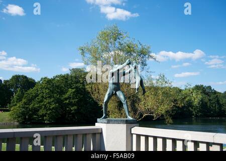 Homme jouant avec boy Banque D'Images