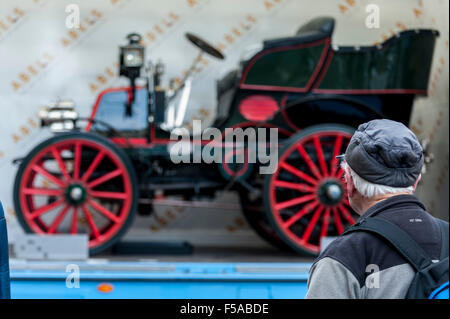 Londres, Royaume-Uni. 31 octobre 2015. Motoring fans, les touristes et les acheteurs samedi convergent sur Regent Street pour le congrès annuel de l'automobile de Regent Street, le plus grand salon de l'automobile libre au Royaume-Uni. Sur l'affichage sont des véhicules de 1905 à nos jours, y compris un MMC 1900 (photo). Crédit : Stephen Chung / Alamy Live News Banque D'Images