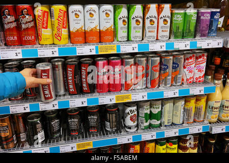 Alcopops dans un supermarché Banque D'Images