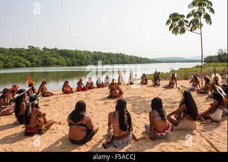 Palmas, Tocantins, Brésil l'État. 29 octobre, 2015. Les femmes autochtones du Brésil s'asseoir dans la préparation spirituelle pour la natation à l'événement des Jeux autochtones de l'International, dans la ville de Palmas, Tocantins, Brésil l'État. Credit : Sue Cunningham/Photographique Alamy Live News Banque D'Images