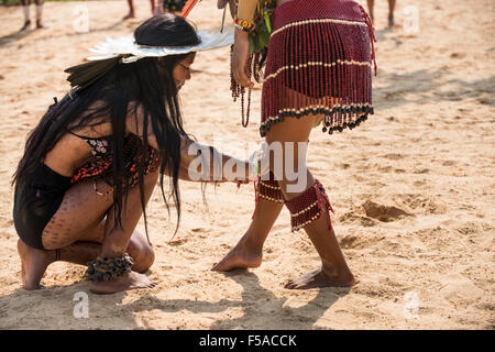 Palmas, Tocantins, Brésil l'État. 29 octobre, 2015. Une fille un Brazilan liens perles bracelet autour de la patte d'un concurrent à l'International Indigenous Games, dans la ville de Palmas, Tocantins, Brésil. État Credit : Sue Cunningham/Photographique Alamy Live News Banque D'Images