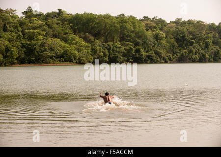 Palmas, Tocantins, Brésil l'État. 29 octobre, 2015. Un concurrent prend un échauffement nager devant les hommes est une course à l'International Indigenous Games, dans la ville de Palmas, Tocantins, Brésil l'État. Credit : Sue Cunningham/Photographique Alamy Live News Banque D'Images