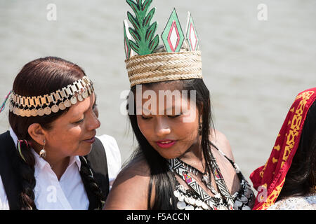 Palmas, Tocantins, Brésil l'État. 29 octobre, 2015. Les deux participants de l'Amérique latine partagent un moment de calme au cours de l'International Indigenous Games, dans la ville de Palmas, Tocantins, Brésil l'État. Credit : Sue Cunningham/Photographique Alamy Live News Banque D'Images