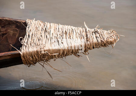 Palmas, Tocantins, Brésil l'État. 29 octobre, 2015. Le palm-corde lié proue d'un canot concurrentes s'égoutte dans l'eau avant la course en canots à l'International Indigenous Games, dans la ville de Palmas, Tocantins, Brésil l'État. Credit : Sue Cunningham/Photographique Alamy Live News Banque D'Images