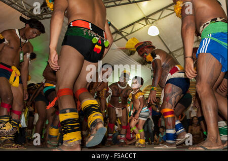 Palmas, Tocantins, Brésil l'État. 29 octobre, 2015. Guerriers Kuikuro avec un jeune garçon nommé Messi après le footballeur, au milieu d'eux, effectuer une danse de cérémonie traditionnelle au cours d'une présentation à la culture des Jeux autochtones de l'International, dans la ville de Palmas, Tocantins, Brésil l'État. Credit : Sue Cunningham/Photographique Alamy Live News Banque D'Images