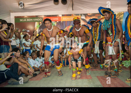 Palmas, Tocantins, Brésil l'État. 29 octobre, 2015. Guerriers Kuikuro avec un jeune garçon du nom de messi, le footballeur, au milieu d'eux, effectuer une danse de cérémonie traditionnelle au cours d'une présentation à la culture des Jeux autochtones de l'International, dans la ville de Palmas, Tocantins, Brésil l'État. Credit : Sue Cunningham/Photographique Alamy Live News Banque D'Images