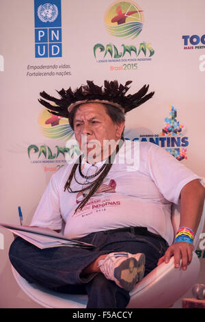 Palmas, Tocantins, Brésil l'État. 29 octobre, 2015. Marcos Terena, Président de l'Inter Tribal et du Comité organisateur des jeux, des pourparlers au sujet de la politisation des jeux par les manifestants contre les modifications proposées à la constitution lors de l'International Indigenous Games, dans la ville de Palmas, Tocantins, Brésil l'État. Credit : Sue Cunningham/Photographique Alamy Live News Banque D'Images