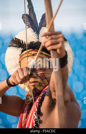 Palmas, Tocantins, Brésil l'État. 29 octobre, 2015. Un archer Pataxó prend fin. Les Jeux autochtones de l'international, dans la ville de Palmas, Tocantins, Brésil l'État. Credit : Sue Cunningham/Photographique Alamy Live News Banque D'Images