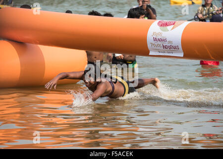 Palmas, Brésil. 30 octobre, 2015. Amkrokwi Gaviåo, vainqueur de la natation des chaleur, franchit la ligne d'arrivée au cours de la natation à l'événement des Jeux autochtones de l'International, dans la ville de Palmas, Tocantins, Brésil l'État. Credit : Sue Cunningham/Photographique Alamy Live News Banque D'Images