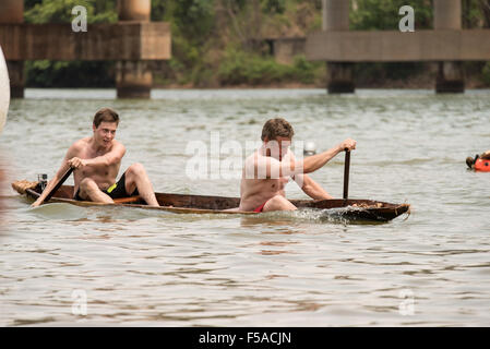 Palmas, Brésil. 30 octobre, 2015. L'équipe finlandaise canoë prend dans l'eau au cours de l'événement au canoë Jeux autochtones de l'International, dans la ville de Palmas, Tocantins, Brésil l'État. Credit : Sue Cunningham/Photographique Alamy Live News Banque D'Images