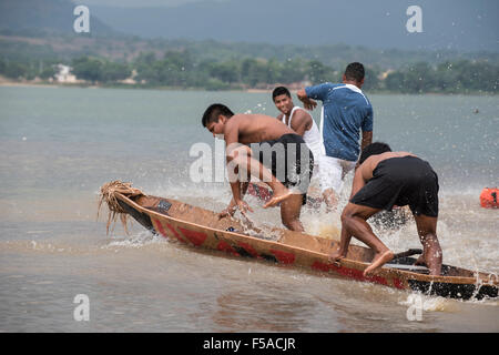 Palmas, Brésil. 30 octobre, 2015. Une équipe de sauter dans leur canot au début d'une chaleur à l'International Indigenous Games, dans la ville de Palmas, Tocantins, Brésil l'État. Credit : Sue Cunningham/Photographique Alamy Live News Banque D'Images