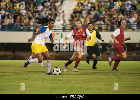 Palmas, Brésil. 30 octobre, 2015. Deux femmes se disputent la balle pendant la finale de la féminine de football, entre le local et la tribu Xerente Native American équipe de l'USA au Jeux autochtones de l'International dans la ville de Palmas, Tocantins, Brésil l'État. La France a gagné sur un penalty shoot-out après un match 0-0. Credit : Sue Cunningham/Photographique Alamy Live News Banque D'Images