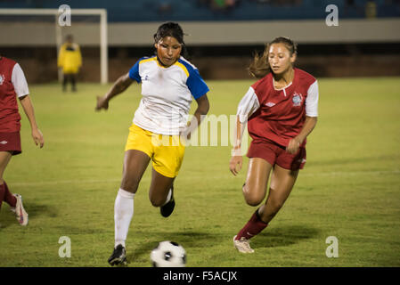 Palmas, Brésil. 30 octobre, 2015. Deux femmes se disputent la balle pendant la finale de la féminine de football, entre le local et la tribu Xerente Native American équipe de l'USA au Jeux autochtones de l'International dans la ville de Palmas, Tocantins, Brésil l'État. La France a gagné sur un penalty shoot-out après un match 0-0. Credit : Sue Cunningham/Photographique Alamy Live News Banque D'Images