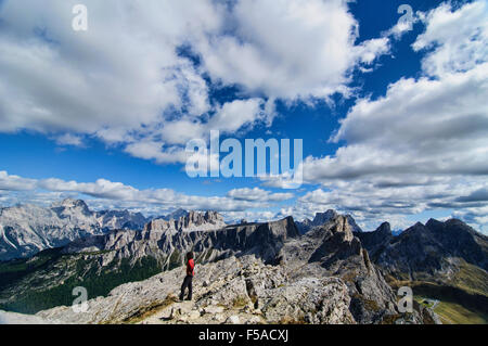 Trekker pour profiter de la beauté de la montagne, prises à partir de la cabane au-dessus de Passo Falzarego Nuvolau, Italie Banque D'Images