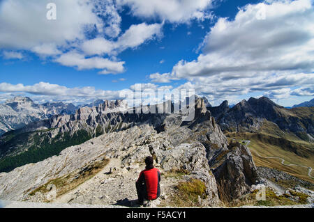 Mountaineer appréciant la beauté des montagnes, pris dans la cabane au-dessus de Passo Falzarego Nuvolau, Italie Banque D'Images