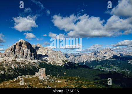 Les belles Alpes, prises à partir de la cabane au-dessus de Passo Falzarego Nuvolau, Italie Banque D'Images