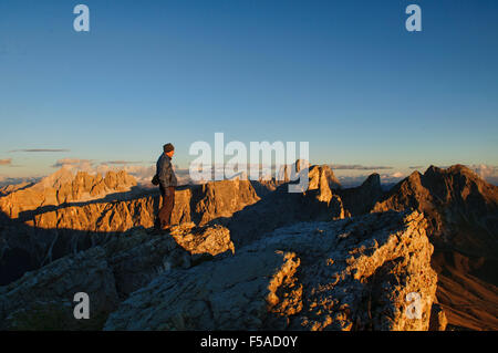 Trekker pour profiter de la beauté des Alpes, prises à partir de la cabane au-dessus de Passo Falzarego Nuvolau, Italie Banque D'Images