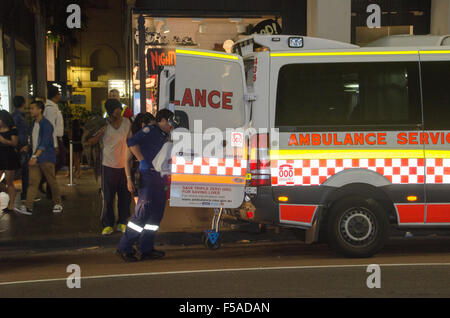 Sydney, Australie. 1er novembre 2015. Vu l'extérieur de la puce d'ambulance de nuit à Sydney, Australie. Photo montre l'être patient dans l'ambulance de la rue George à l'avant de l'Ivy Nightclub. Cause de l'accident en ce moment inconnu. Credit : mjmediabox/Alamy Live News Banque D'Images