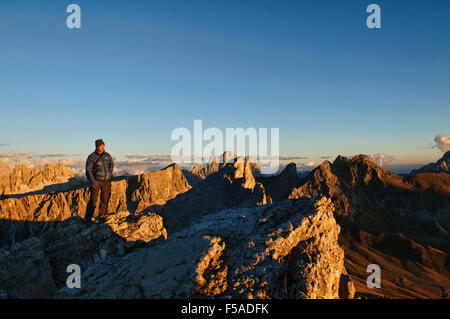 Trekker pour profiter de la beauté des Alpes, prises à partir de la cabane au-dessus de Passo Falzarego Nuvolau, Italie Banque D'Images