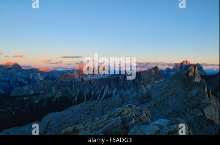 Coucher du soleil prises depuis le refuge de Nuvolau Passo Falzarego ci-dessus, Italie Banque D'Images