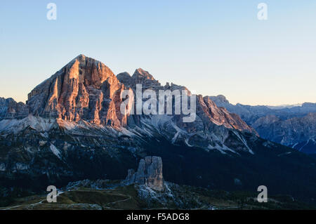 Coucher du soleil prises depuis le refuge de Nuvolau Passo Falzarego ci-dessus, Italie Banque D'Images