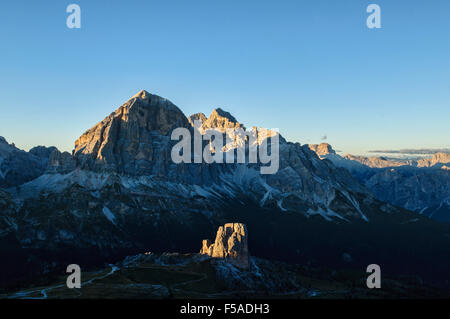 Coucher du soleil prises depuis le refuge de Nuvolau Passo Falzarego ci-dessus, Italie Banque D'Images