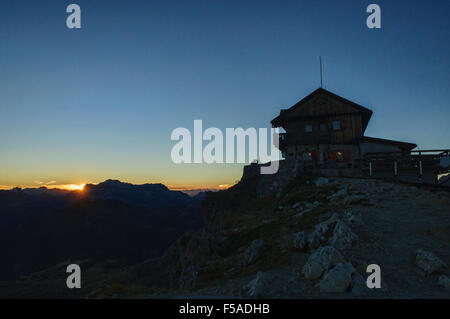 Coucher du soleil doré tiré du Nuvolau Passo Falzarego hutte au-dessus, Italie Banque D'Images