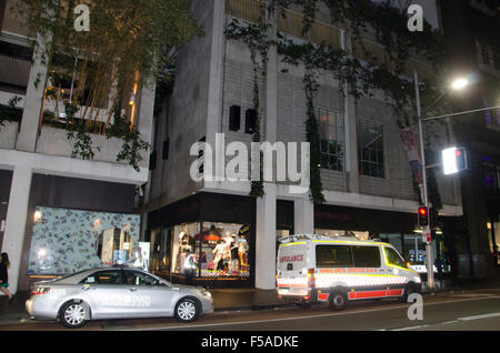 Sydney, Australie. 1er novembre 2015. Vu l'extérieur de la puce d'ambulance de nuit à Sydney, Australie. La photo montre l'ambulance stationnée sur la rue George en face de l''Ivy Nightclub. Cause de l'accident en ce moment inconnu. Credit : mjmediabox/Alamy Live News Banque D'Images