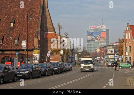 Gdansk, Pologne 31st, octobre 2015 Jeune Femme à vélo le long de la rue Rajska. Peu de touristes a décidé de visiter le centre-ville historique de Gdansk. Le samedi 31 mai. Le temps est ensoleillé mais très froid, la température ne dépasse pas 5 degrés Celsius. Credit : Michal Fludra/Alamy Live News Banque D'Images