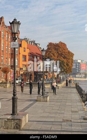 Gdansk, Pologne 31st, octobre 2015 Banque de la rivière Motlawa à Gdansk. Peu de touristes a décidé de visiter le centre-ville historique de Gdansk. Le samedi 31 mai. Le temps est ensoleillé mais très froid, la température ne dépasse pas 5 degrés Celsius. Credit : Michal Fludra/Alamy Live News Banque D'Images