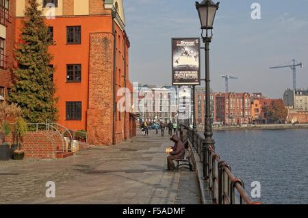 Gdansk, Pologne 31st, octobre 2015 Eldery femme lit un livre à la rivière Motlawa banque. Peu de touristes a décidé de visiter le centre-ville historique de Gdansk. Le samedi 31 mai. Le temps est ensoleillé mais très froid, la température ne dépasse pas 5 degrés Celsius. Credit : Michal Fludra/Alamy Live News Banque D'Images