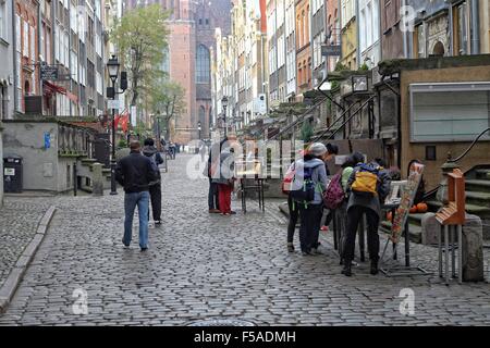 Gdansk, Pologne 31st, octobre 2015 touristes cherchent à acheter des bijoux d'ambre sur la rue Mariacka. Peu de touristes a décidé de visiter le centre-ville historique de Gdansk. Le samedi 31 mai. Le temps est ensoleillé mais très froid, la température ne dépasse pas 5 degrés Celsius. Credit : Michal Fludra/Alamy Live News Banque D'Images