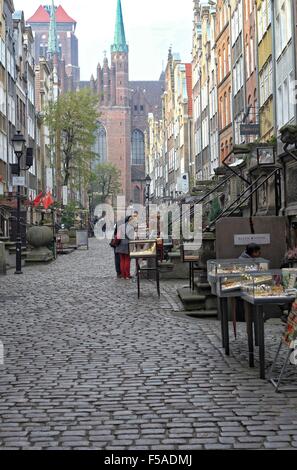 Gdansk, Pologne 31st, octobre 2015 touristes cherchent à acheter des bijoux d'ambre sur la rue Mariacka. Peu de touristes a décidé de visiter le centre-ville historique de Gdansk. Le samedi 31 mai. Le temps est ensoleillé mais très froid, la température ne dépasse pas 5 degrés Celsius. Credit : Michal Fludra/Alamy Live News Banque D'Images