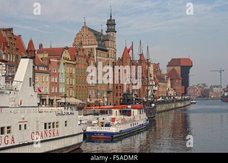 Gdansk, Pologne 31st, octobre 2015 vue générale de la rivière Motlawa à Gdansk. Peu de touristes a décidé de visiter le centre-ville historique de Gdansk. Le samedi 31 mai. Le temps est ensoleillé mais très froid, la température ne dépasse pas 5 degrés Celsius. Credit : Michal Fludra/Alamy Live News Banque D'Images