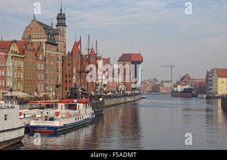 Gdansk, Pologne 31st, octobre 2015 vue générale de la rivière Motlawa à Gdansk. Peu de touristes a décidé de visiter le centre-ville historique de Gdansk. Le samedi 31 mai. Le temps est ensoleillé mais très froid, la température ne dépasse pas 5 degrés Celsius. Credit : Michal Fludra/Alamy Live News Banque D'Images