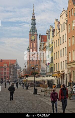 Gdansk, Pologne 31st, octobre 2015 les gens à pied à la rue Dlugi Targ. Peu de touristes a décidé de visiter le centre-ville historique de Gdansk. Le samedi 31 mai. Le temps est ensoleillé mais très froid, la température ne dépasse pas 5 degrés Celsius. Credit : Michal Fludra/Alamy Live News Banque D'Images