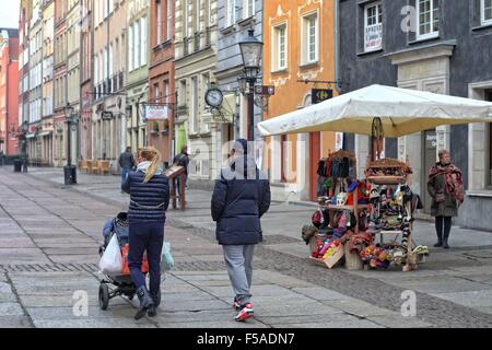 Gdansk, Pologne 31st, octobre 2015 jeune couple avec une poussette de marche le long de la rue Dluga. Peu de touristes a décidé de visiter le centre-ville historique de Gdansk. Le samedi 31 mai. Le temps est ensoleillé mais très froid, la température ne dépasse pas 5 degrés Celsius. Credit : Michal Fludra/Alamy Live News Banque D'Images