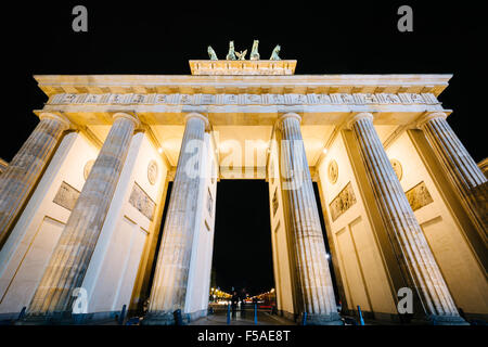 La porte de Brandebourg dans la nuit, à Berlin, Allemagne. Banque D'Images