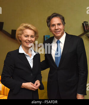 Manama, Bahreïn. 31 octobre, 2015. Le ministre allemand de la défense, Ursula von der Leyen se réunit avec le secrétaire d'Etat adjoint américain Antony Blinken à Manama, Bahreïn, 31 octobre 2015. Le ministre allemand de la Défense, von der Leyen est sur une visite de trois jours à Bahreïn afin de prendre part à l'IISS Manama sécurité Dialogue sommet. Photo. RAINER JENSEN/dpa/Alamy Live News Banque D'Images