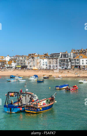 Bateau de pêche dans le port de pêche de St Ives, vu de Smeaton's Pier, Cornwall, England, UK Banque D'Images