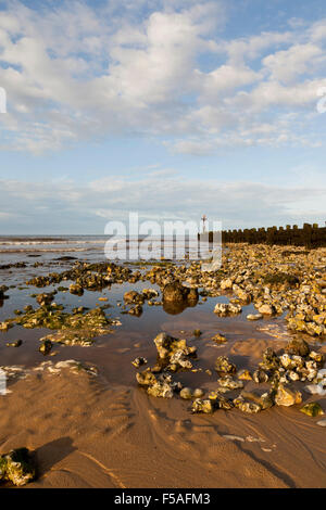 Soirée à West Runton beach UK, avec une marée basse montrant des rochers sur la plage Banque D'Images