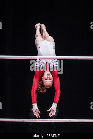 Glasgow, Ecosse. 31 octobre, 2015. Madison Kocian (USA) en concurrence dans les barres à la finale 2015 Championnats du monde FIG à Glasgow, en Écosse. Kocian a reçu 15,366, la création d'une égalité en première avec Daria Spirodonova (RUS), Victoria Komova (RUS), et le ventilateur Yilin (CHN). Kocian entraîne à WOGA Gymnastics à Plano, Texas.Melissa J. Perenson/CSM/Alamy Live News Banque D'Images