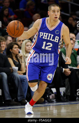 30 octobre 2015 : Philadelphia 76ers guard T.J. McConnell (12) en action au cours de la NBA match entre les Utah Jazz et les Philadelphia 76ers au Wells Fargo Center de Philadelphie, Pennsylvanie. Les Utah Jazz a gagné 99-71. Christopher Szagola/CSM Banque D'Images